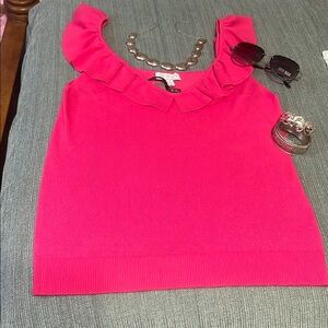 Sophia Vergara’s hot pink sweetheart neckline top